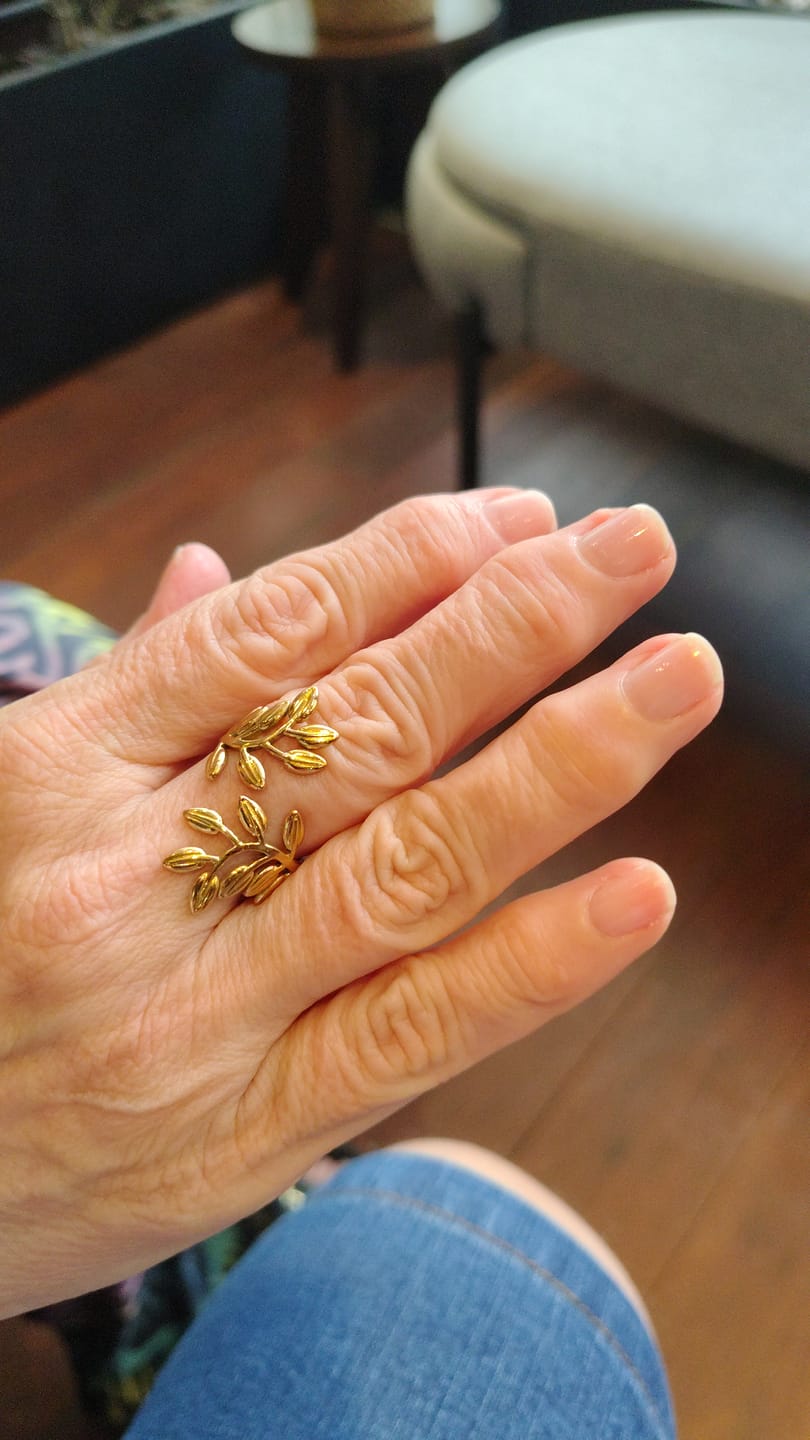 Customer photo review of Anel Ramos Ajustável Banhado em Ouro 18K