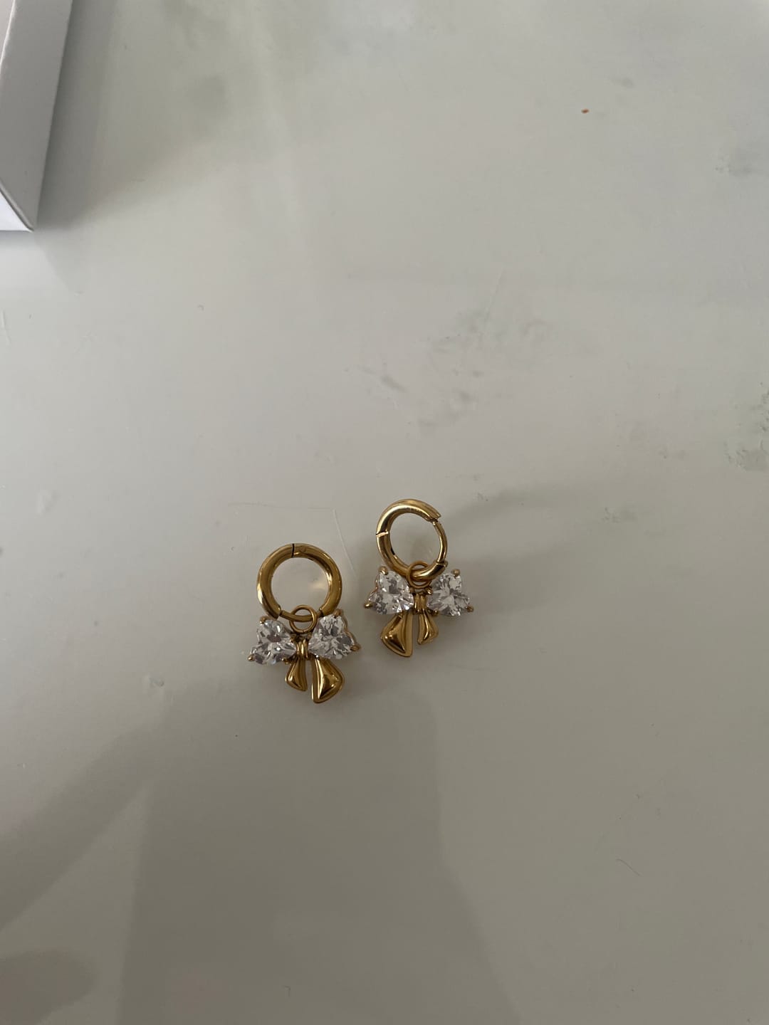 Customer photo review of Elegance Ribbon Huggie Ohrringe 14K Vergoldet