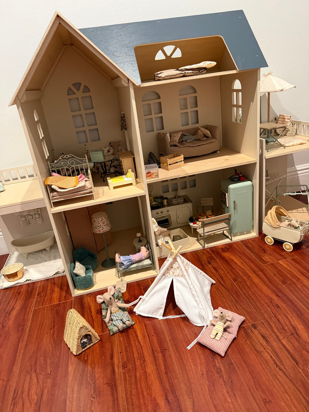 Customer photo review of Rainy Day Fort in the Living Room – Dollhouse Gift Box Set