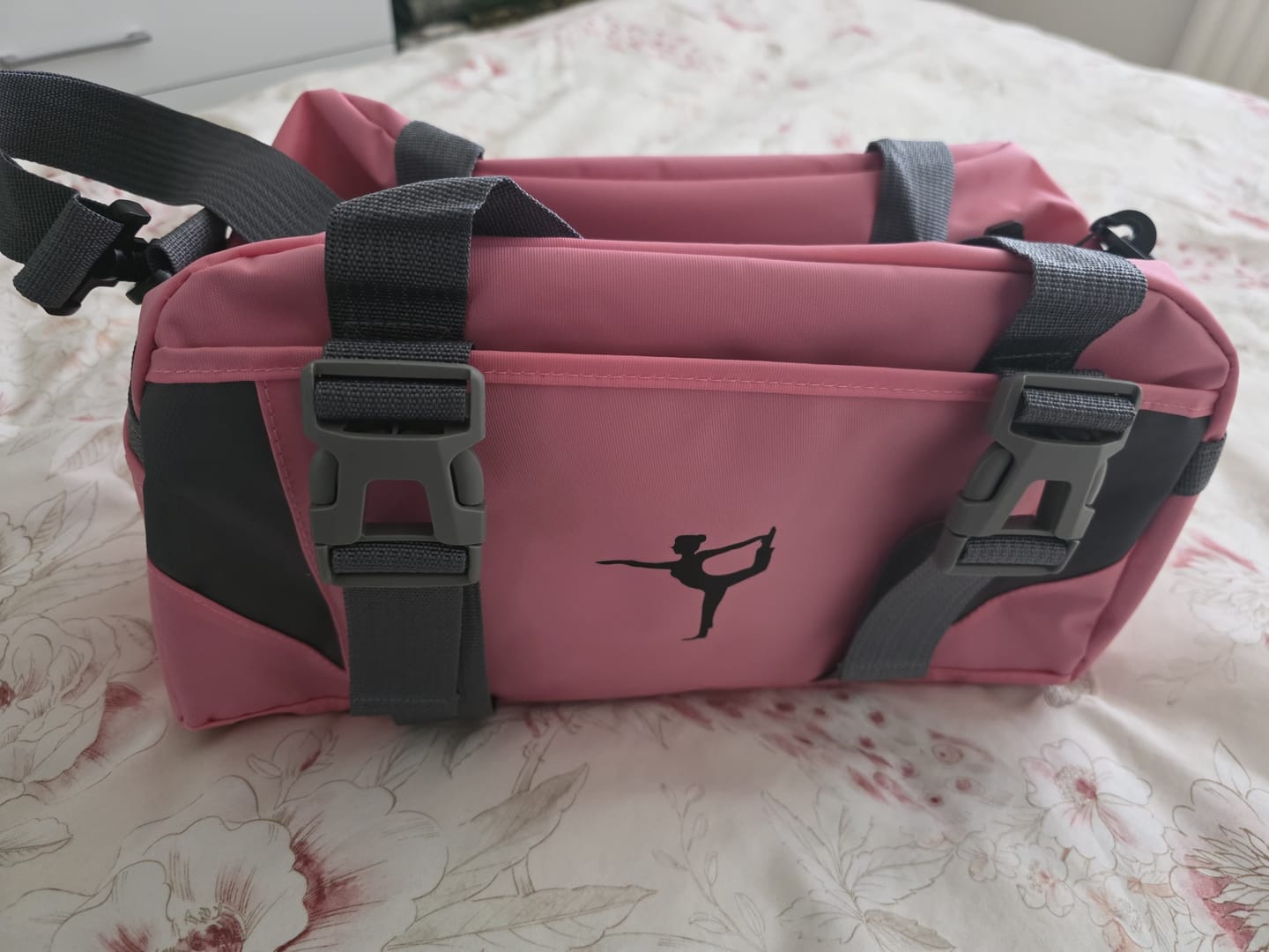 Customer photo review of Footmax Waterproof Yoga Fitness Bag for Women - Nylon Training Shoulder Crossbody Gym Duffel 20-35L