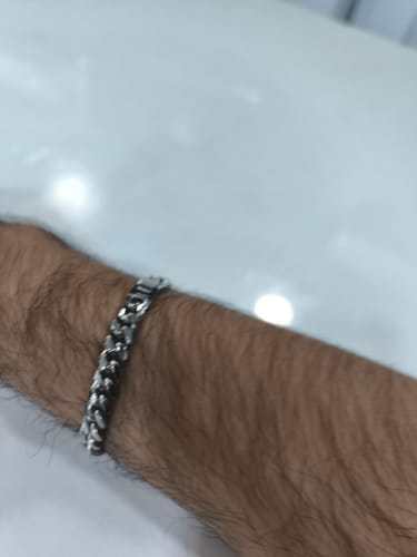 Cliente mostrando su Pulsera Cuban 8mm en la muñeca.