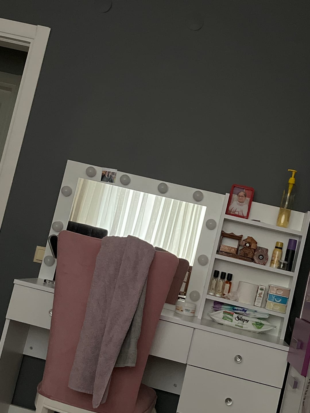 Customer photo review of Rani BJ127 Hollywood Işıklı Aynalı Kulis Makyaj Masası 6 Çekmeceli Takı Düzenleyici Beyaz