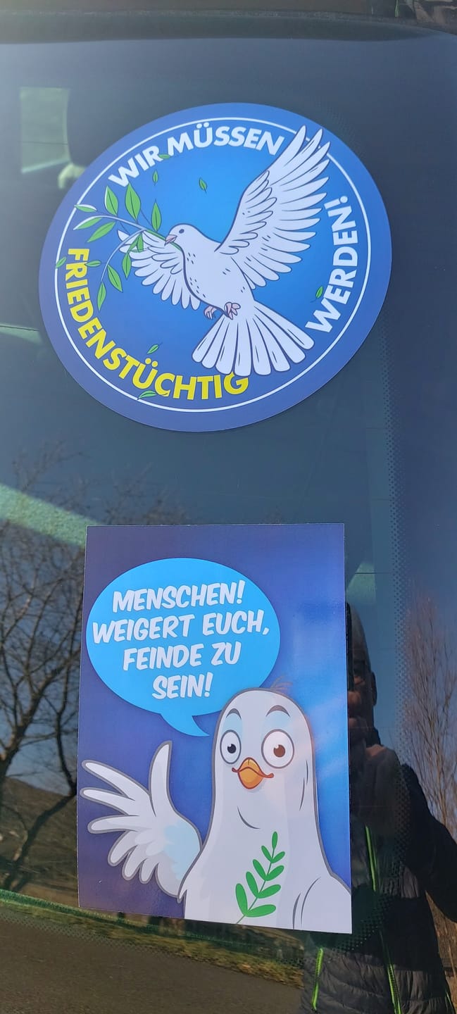 Customer photo review of GROSSE STICKER / AUFKLEBER • WIR MÜSSEN FRIEDENSTÜCHTIG WERDEN! (10 STK.)