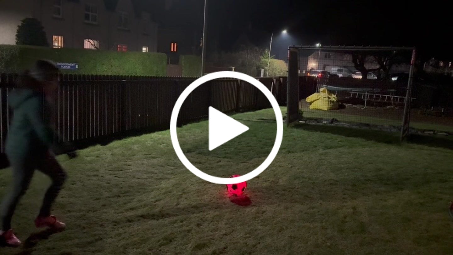 Opinión en vídeo de un cliente sobre el balón de fútbol luminoso LedsMove™