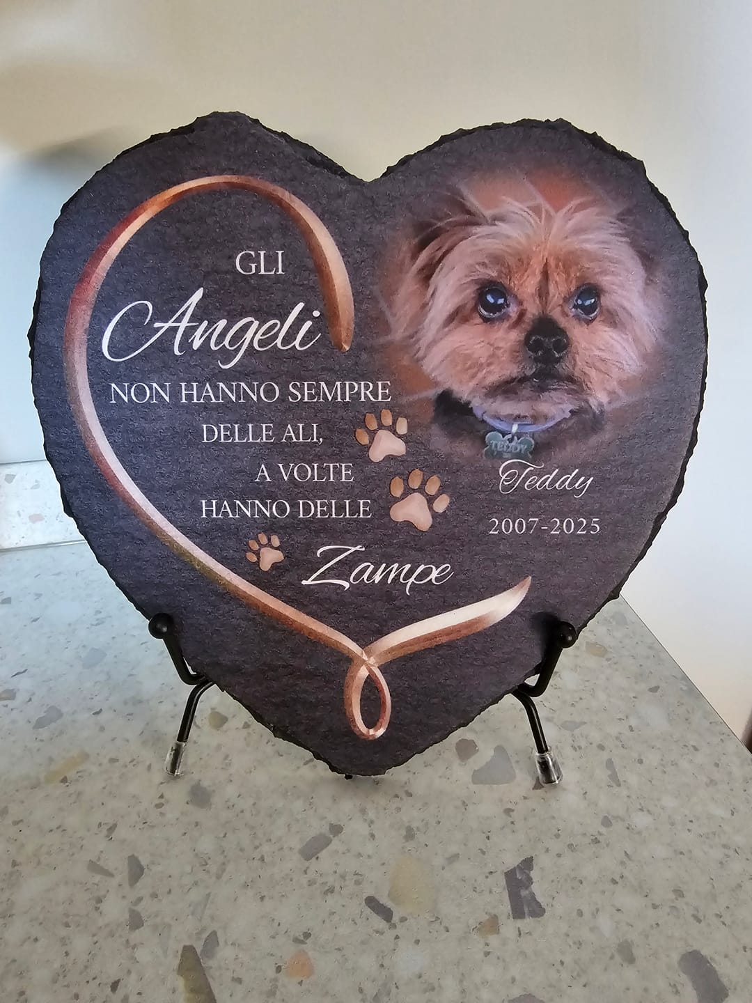 Customer photo review of Gli angeli hanno delle zampe - Cuore in ardesia personalizzato