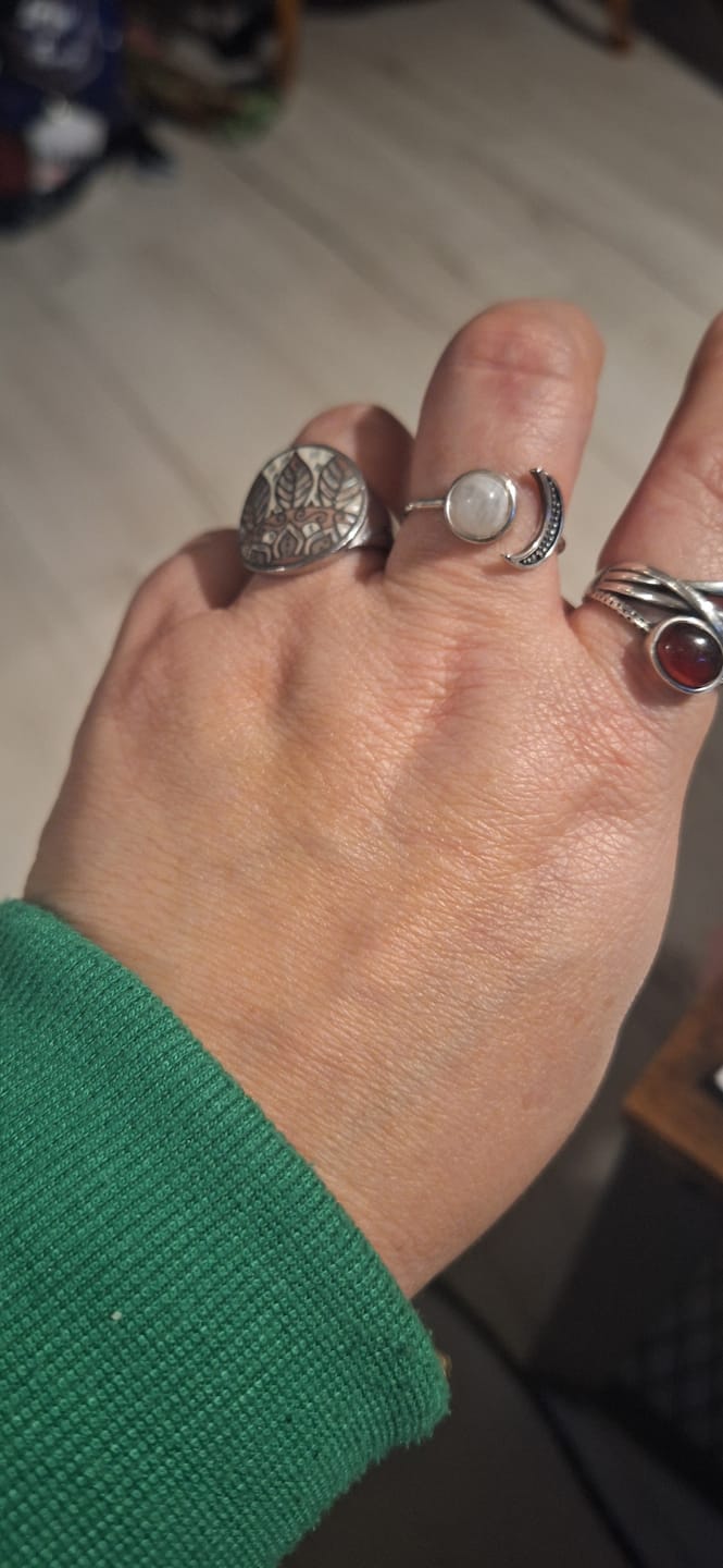 Customer photo review of Bague Ajustable "Séléné" en Pierre de Lune