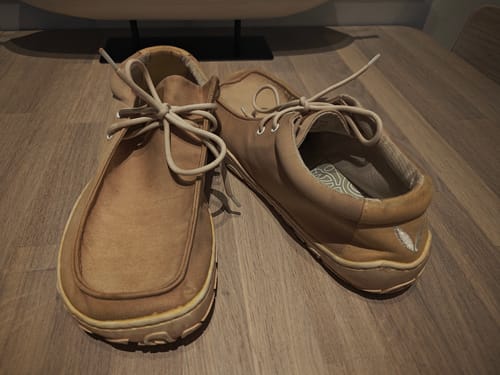 Asiakkaan itse värjäämät Vaistoa Tyyni -paljasjalkaloaferit puulattialla.