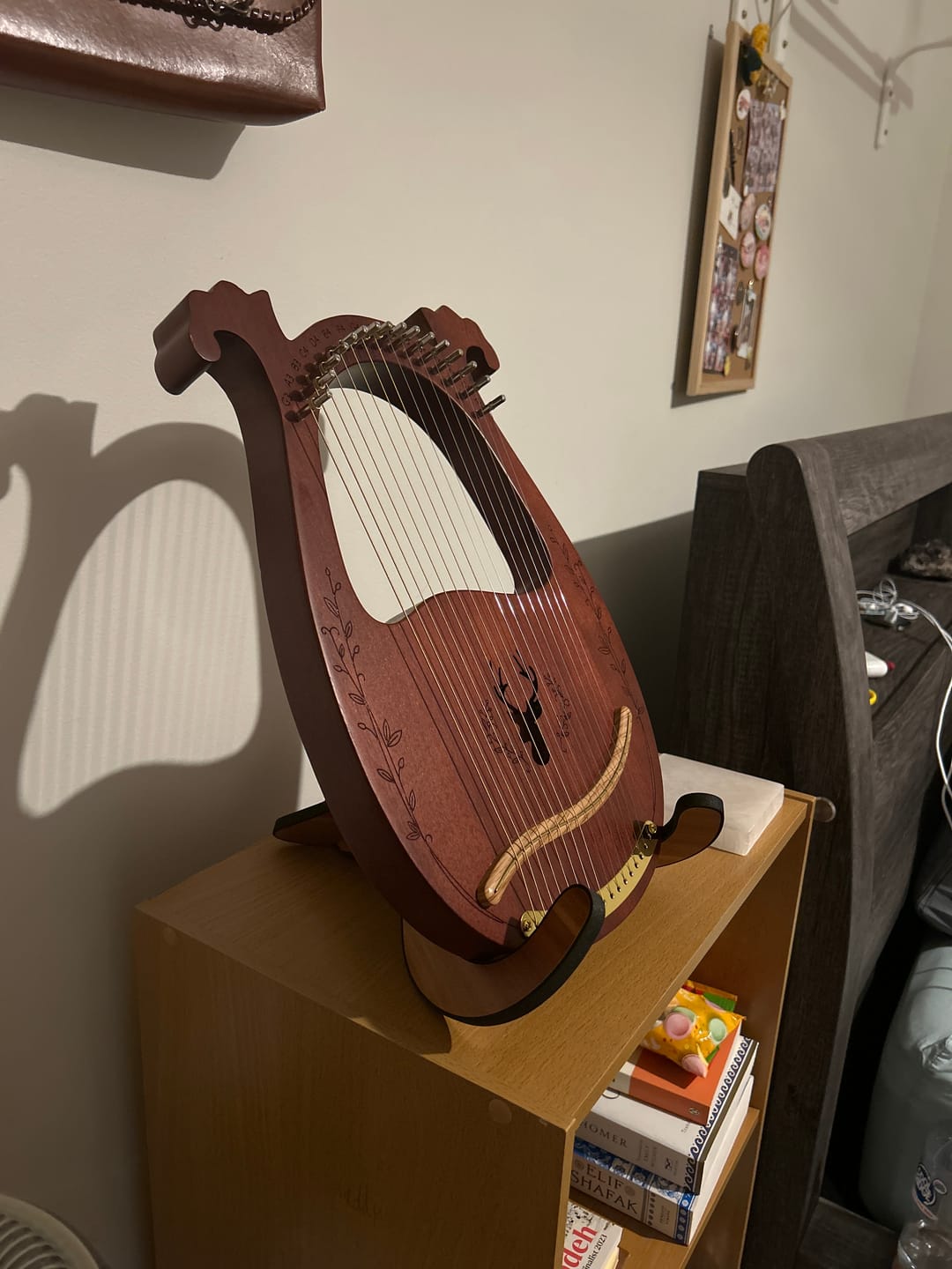 Customer photo review of Lyre Harp & Ukulele Wooden Stand