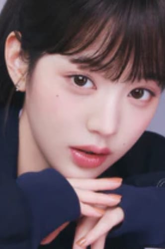「Bean Kristin - ショートブラウン」を装用したレビューアーの顔のクローズアップ。自然な色味で目に馴染んでいます。