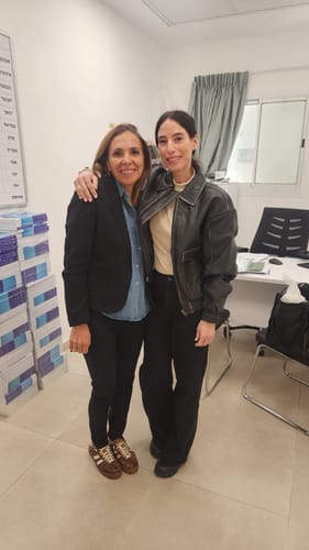 לקוחה לובשת את ג'קט העור השחור Opeya בסביבת משרד.