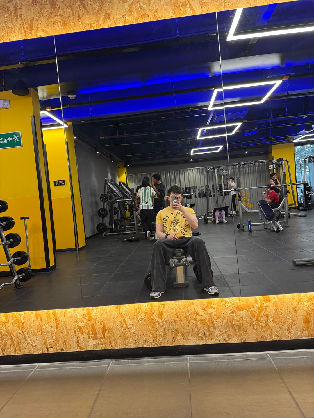 Customer photo review of 4206 - Gold's Gym Heather Tees
