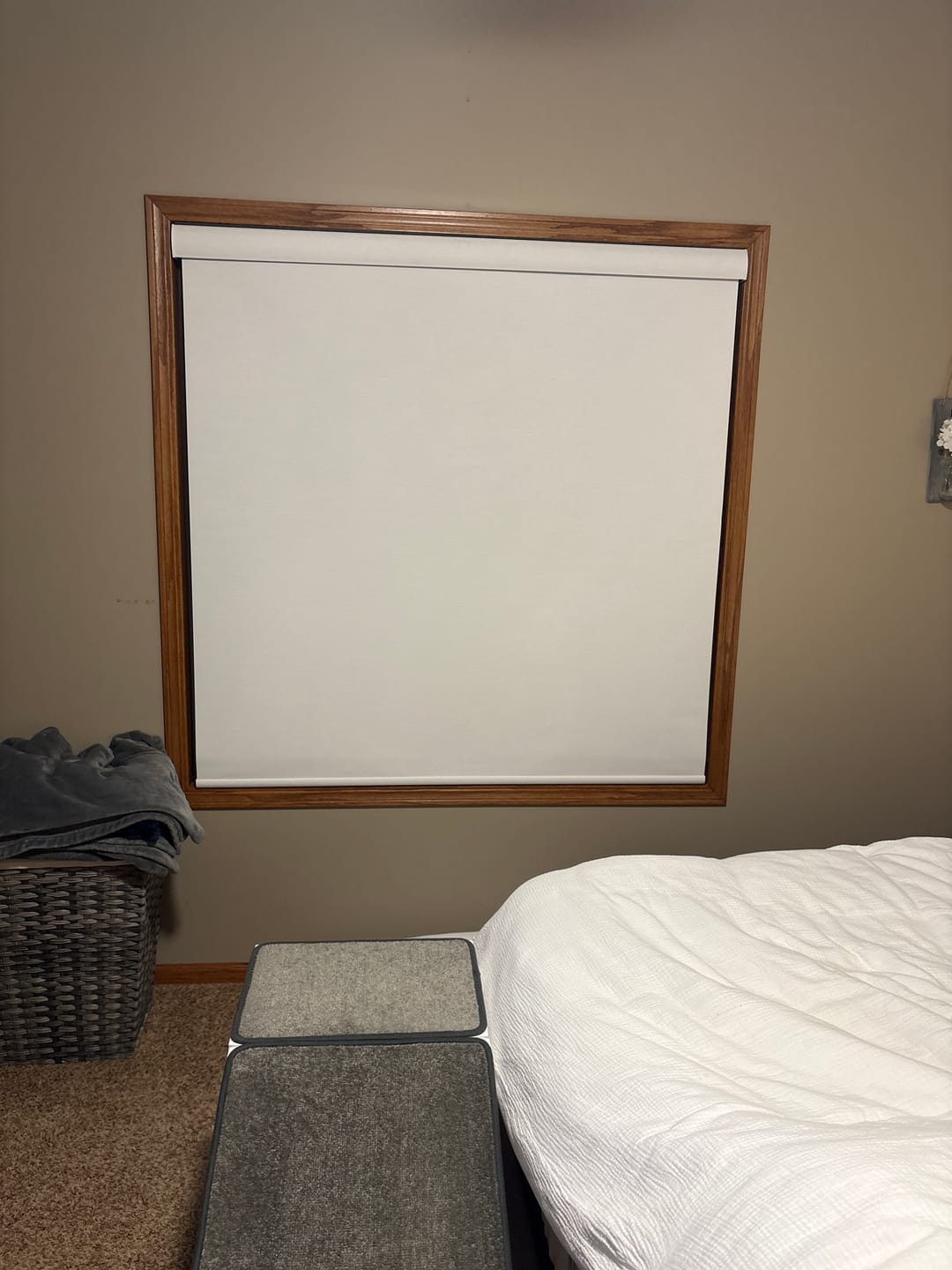 Customer photo review of SmartWings Motorized Roller Shades 100% Blackout Linen