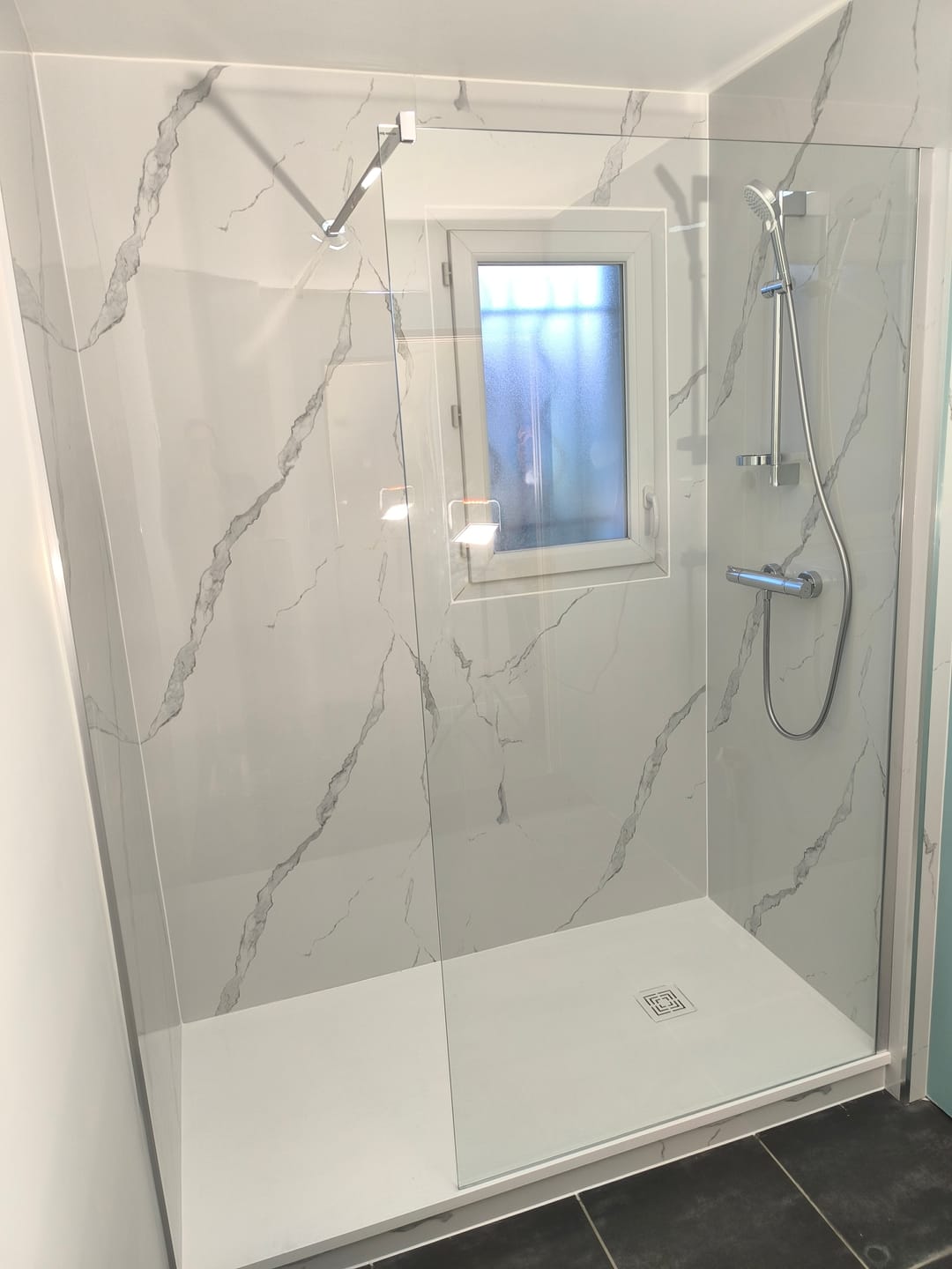 Customer photo review of Panneau PVC Effet Marbre Blanc – Étanche Salle de Bain / Douche
