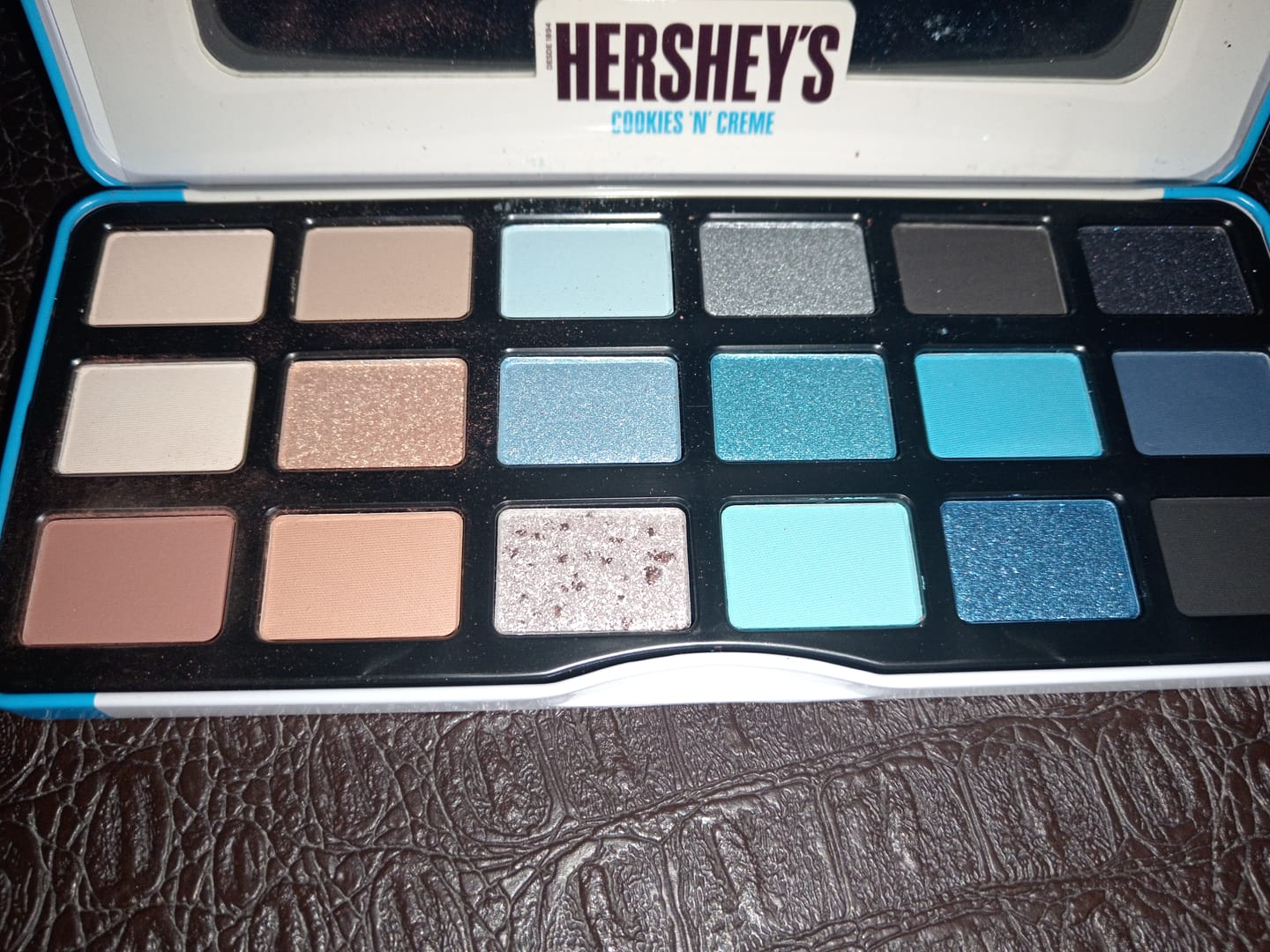 Customer photo review of Paleta de Sombras 18 tonos "Cookies & Cream"