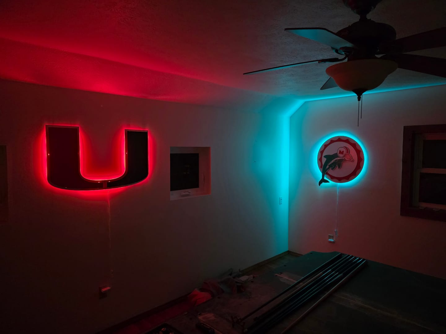 Customer photo review of Miami Hurricanes "U" 3D Vintage Metal Wall Art