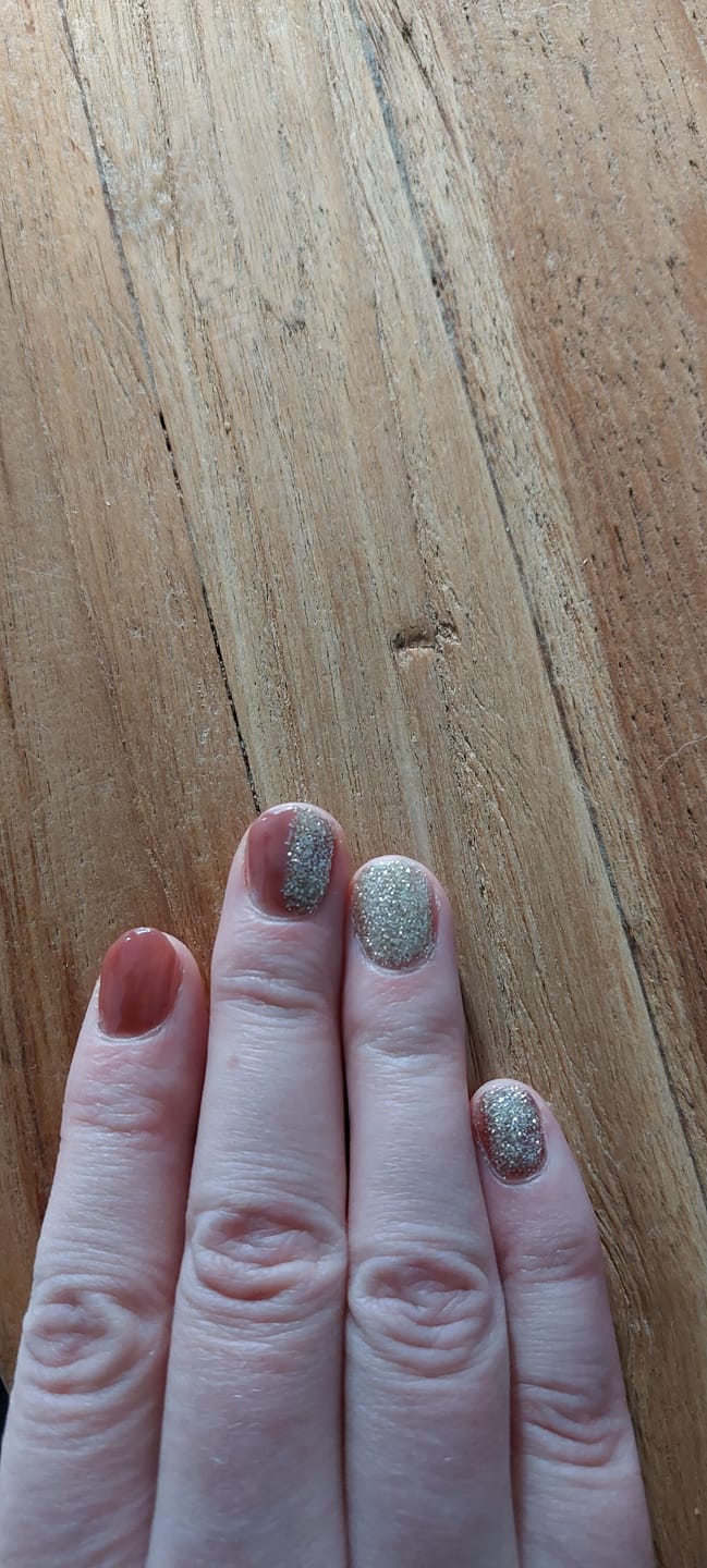 Customer photo review of Shallow Gold Dipping Powder