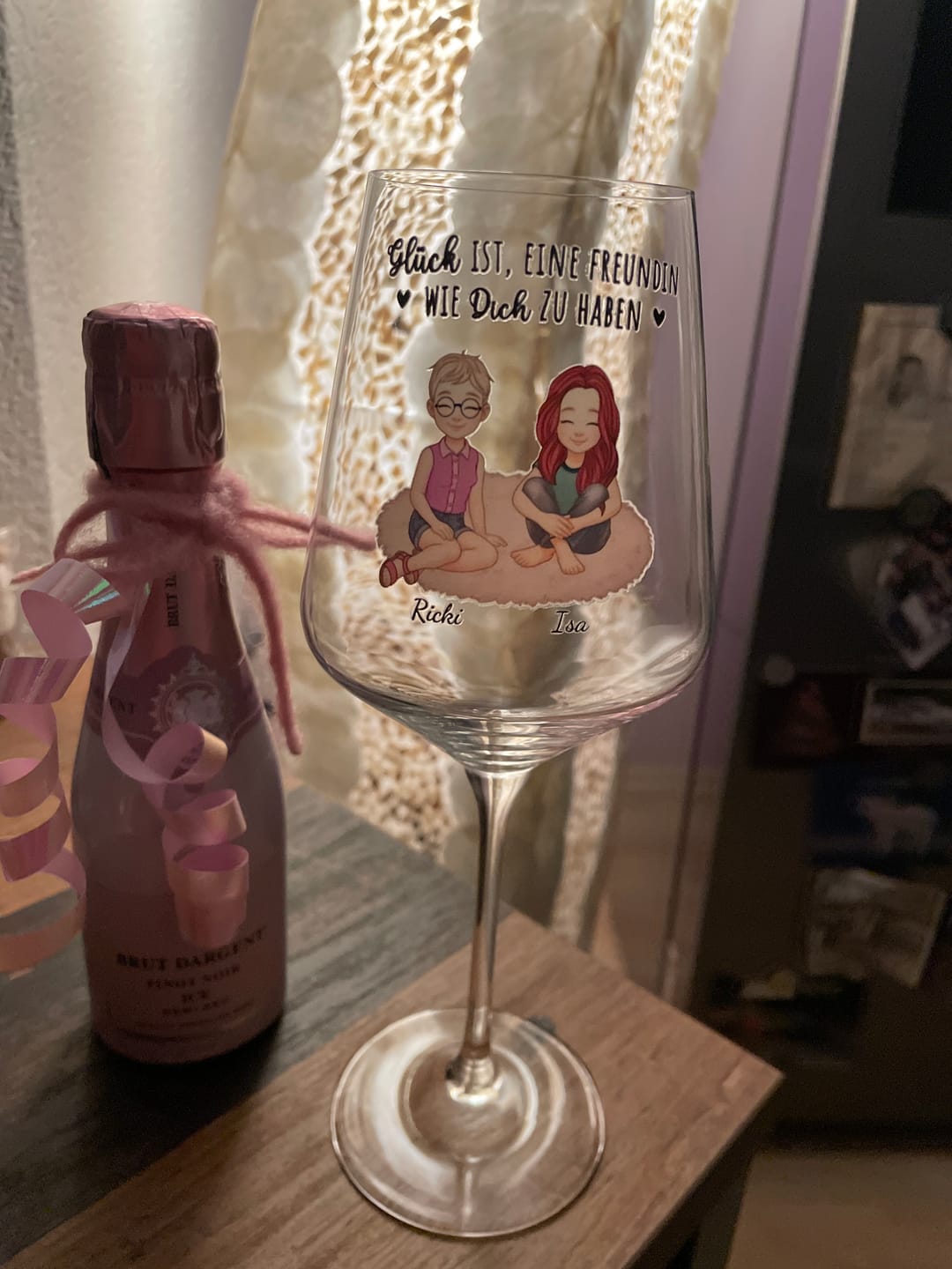 Customer photo review of Auf uns - Personalisiertes Weinglas für beste Freundinnen