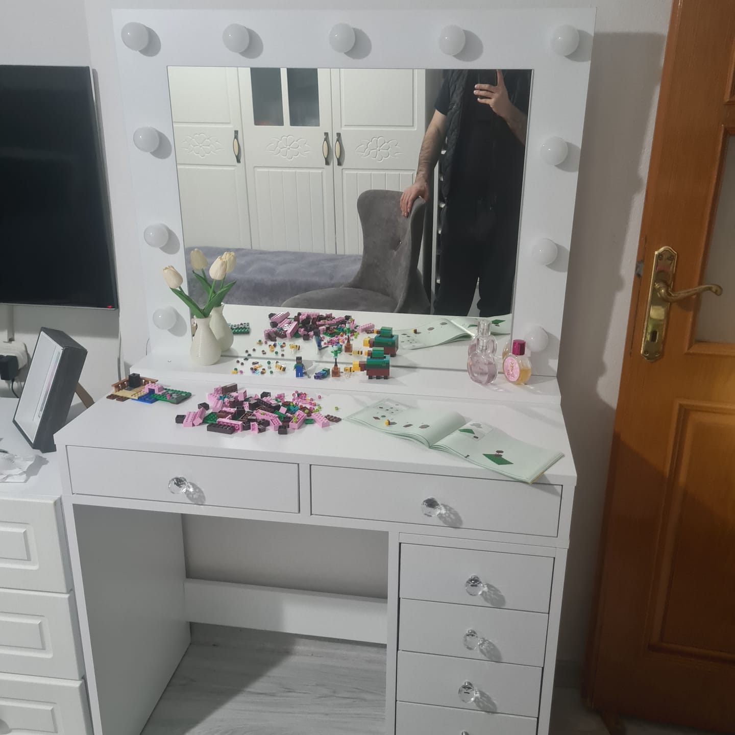 Customer photo review of Rani BJ115 Hollywood Işıklı Aynalı Kulis Makyaj Masası 7 Çekmeceli Takı Düzenleyici Beyaz