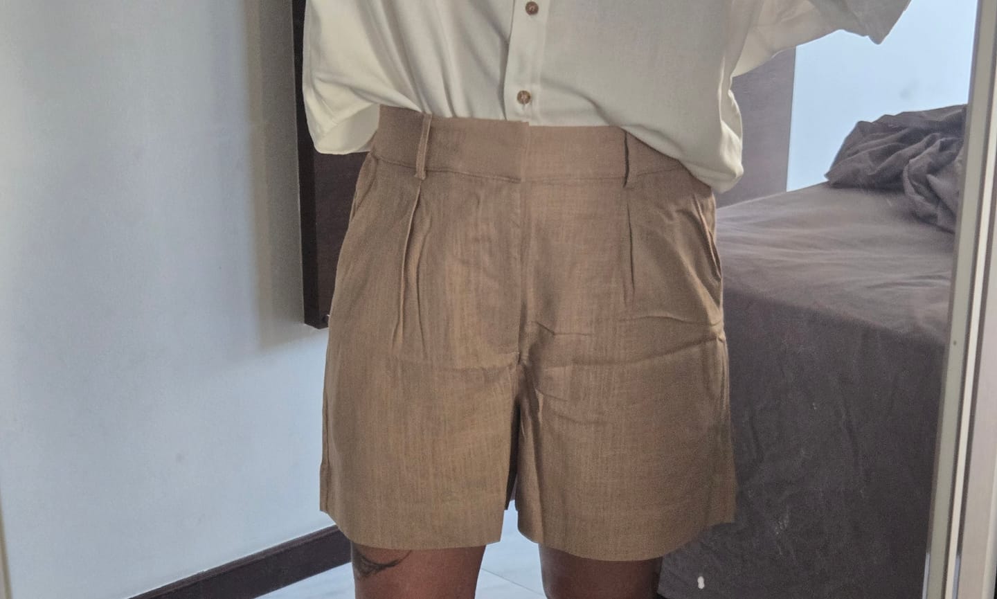 Customer photo review of Shorts Angico Bege