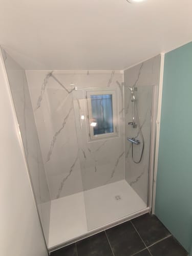 Customer photo review of Panneau PVC Effet Marbre Blanc – Étanche Salle de Bain / Douche