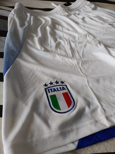 Primo piano dei pantaloncini Italia Away di un recensore, che mostra lo stemma della squadra.