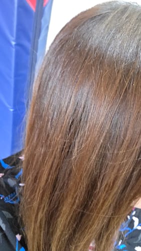 Primer plano del cabello de una clienta, que luce suave y brillante después de usar el tratamiento Hidratox.