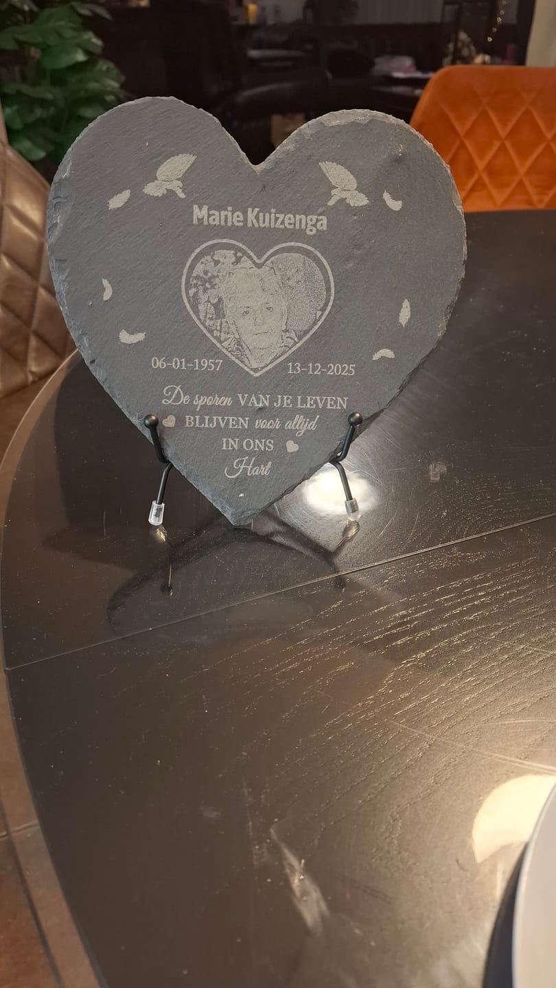 Customer photo review of Voor altijd - Gepersonaliseerd leisteen hart als aandenken aan overledene