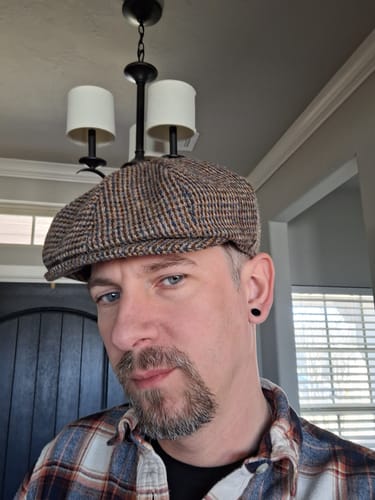 Reviewer wearing the Connery Cap Tweed, showing its pattern and fit.
