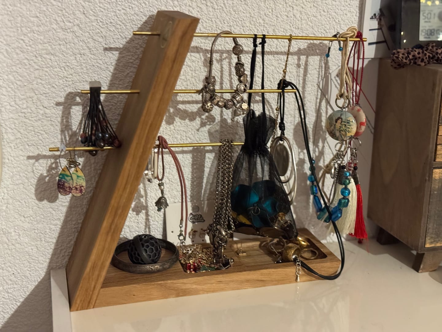 Customer photo review of Handgefertigter Schmuckständer – Ada aus edlem Eichen-Massivholz