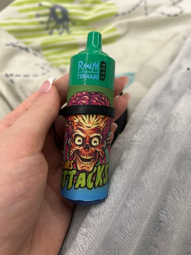 Ein Kunde hält den bunten RANDM TORNADO 9000 Vape mit einer Alien-Grafik in der Hand.