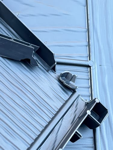 Recensent toont een close-up van de gebroken hoek van de HIXA kussenbox.