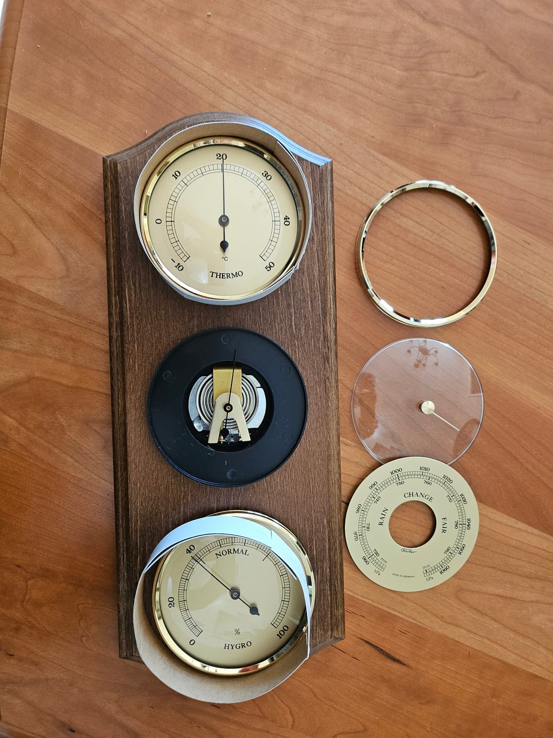 Customer photo review of Rustic Oak & Brass Weatherstation - 3 in 1 - Hygrometer + Barometer + Thermometer