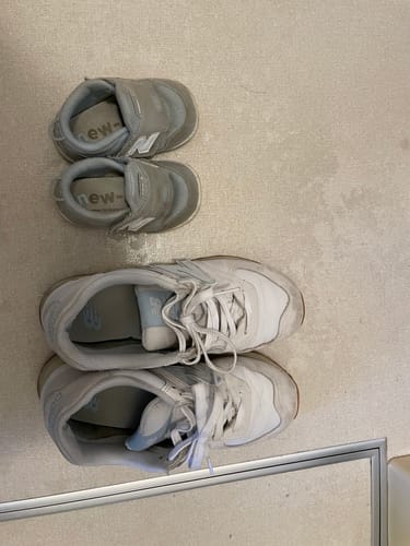 レビューアー投稿。ズックリーンネットで洗濯した、大人用と子供用の淡い色のスニーカー。