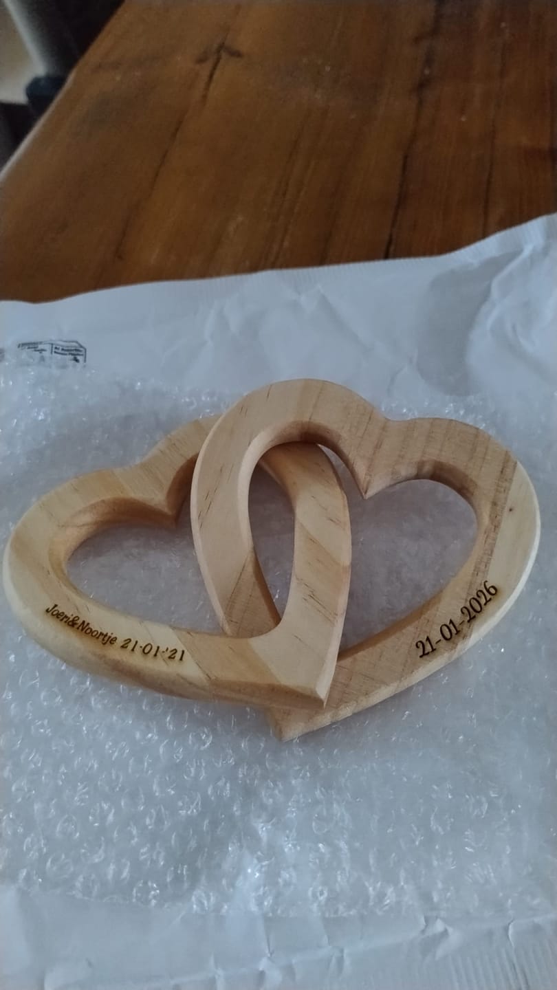 Customer photo review of Onze harten - Gepersonaliseerde harten van echt hout met gravure en naam en datum