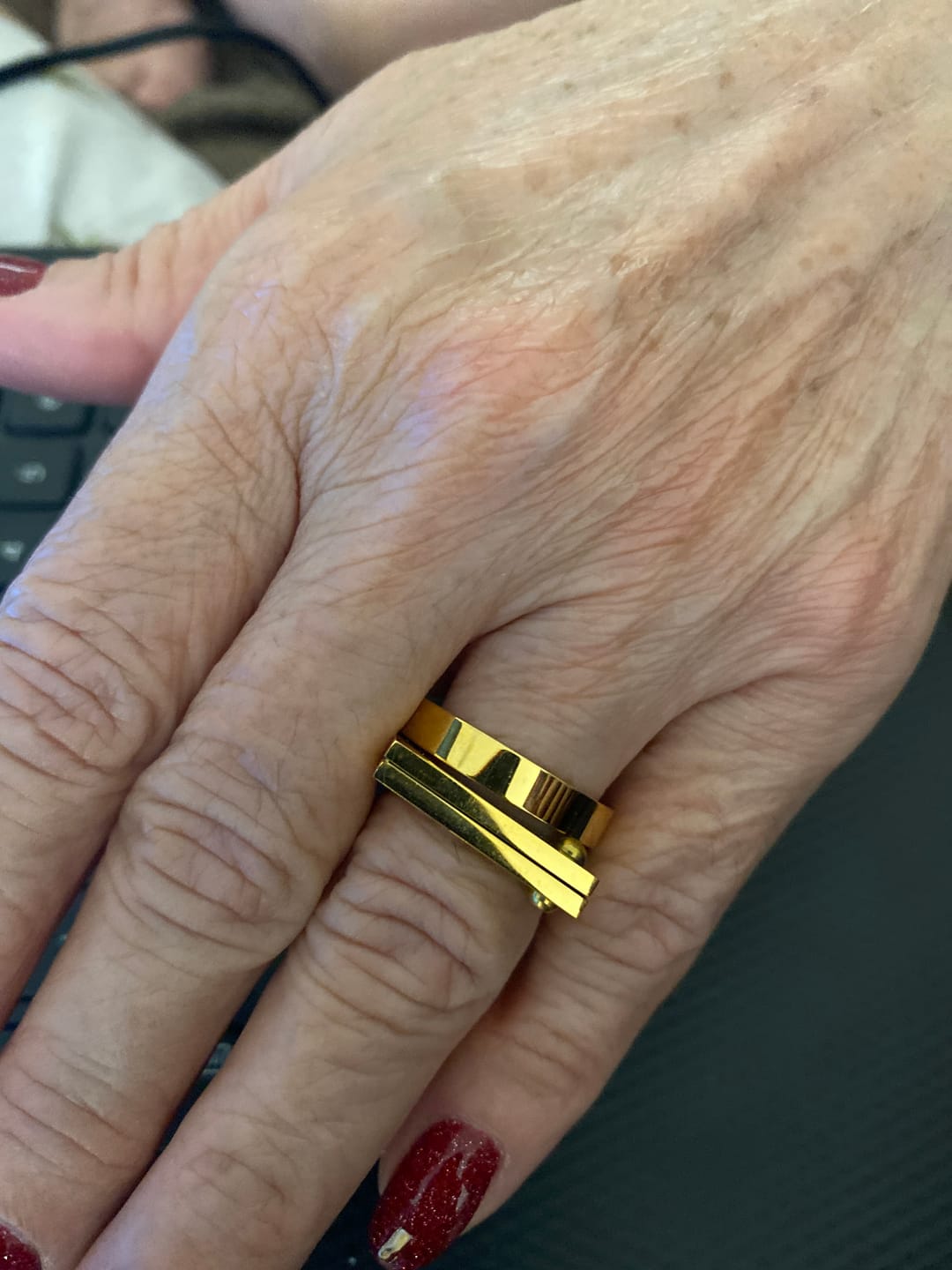 Customer photo review of Aliança Quadrada Anatômica Banhado em Ouro 18K
