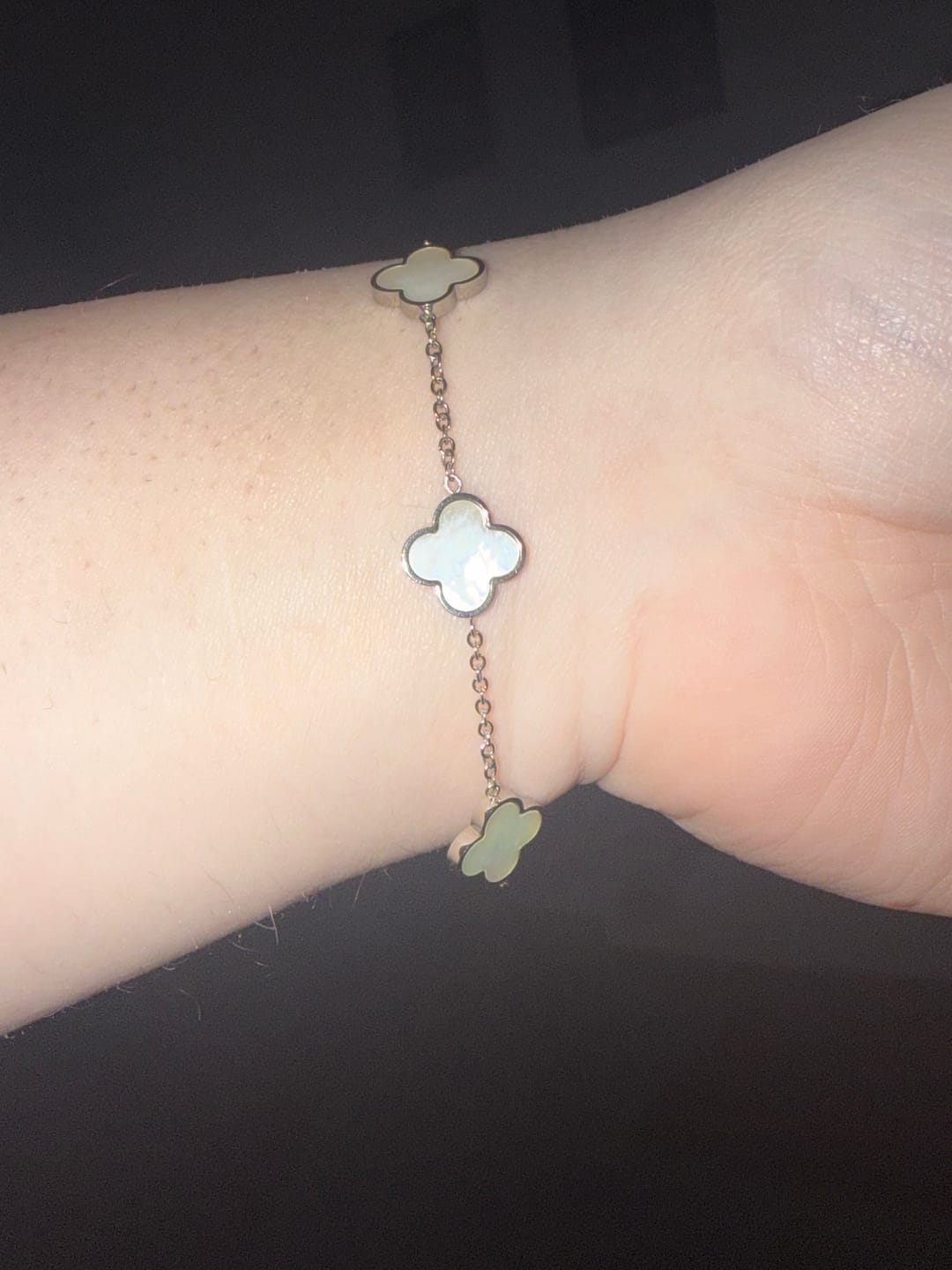 Customer photo review of Clover Perlmutt Armband | 18K vergoldet
