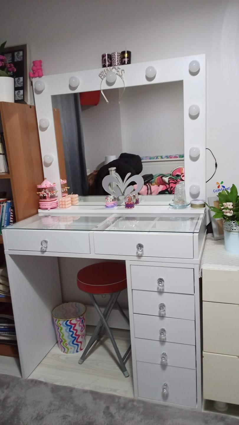 Customer photo review of Rani BJ117 Hollywood Işıklı Aynalı Kulis Makyaj Masası Cam Tablalı 7 Çekmeceli Takı Düzenleyici Beyaz