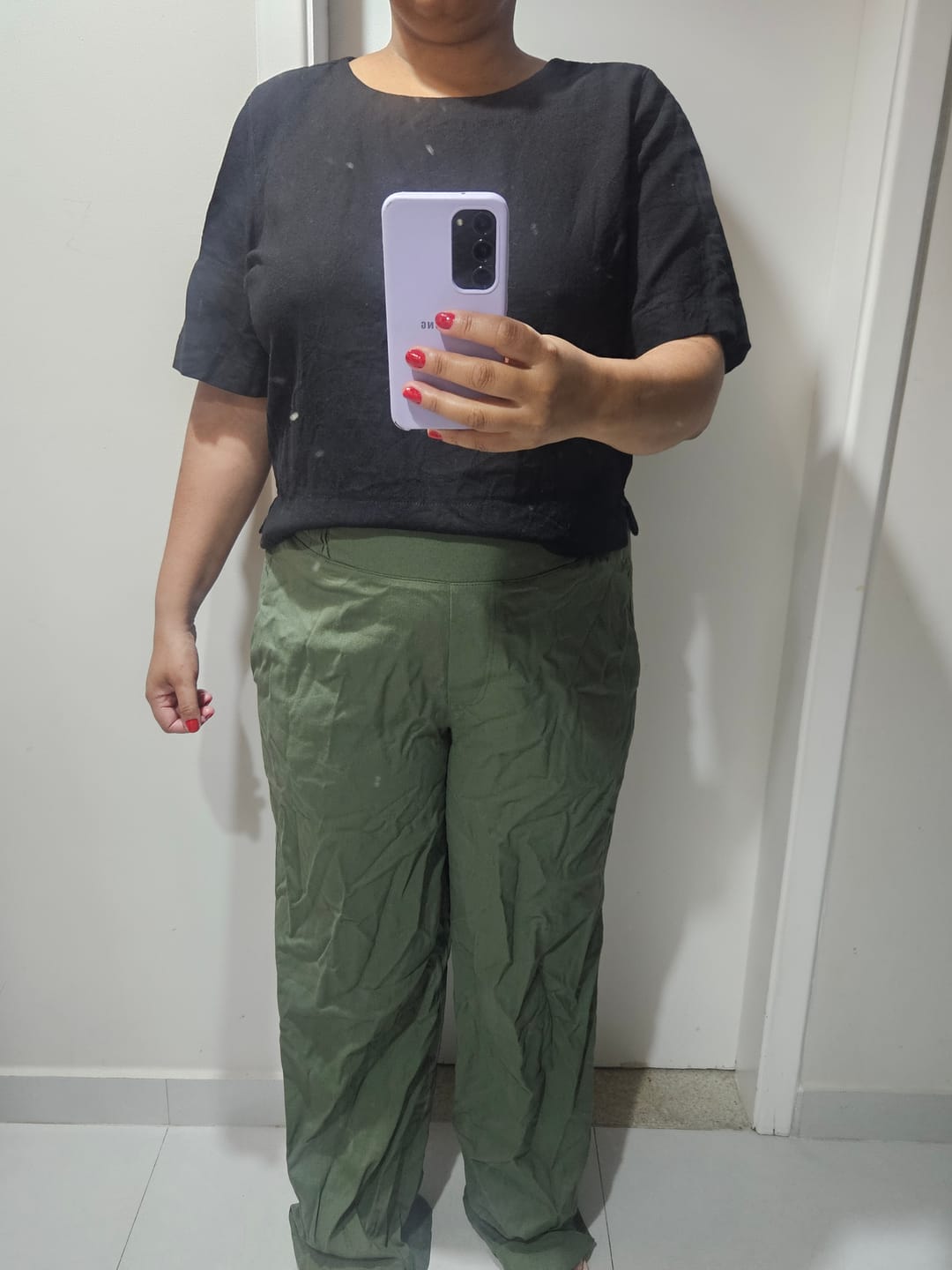 Customer photo review of Calça Reta Petúnia Verde Escuro