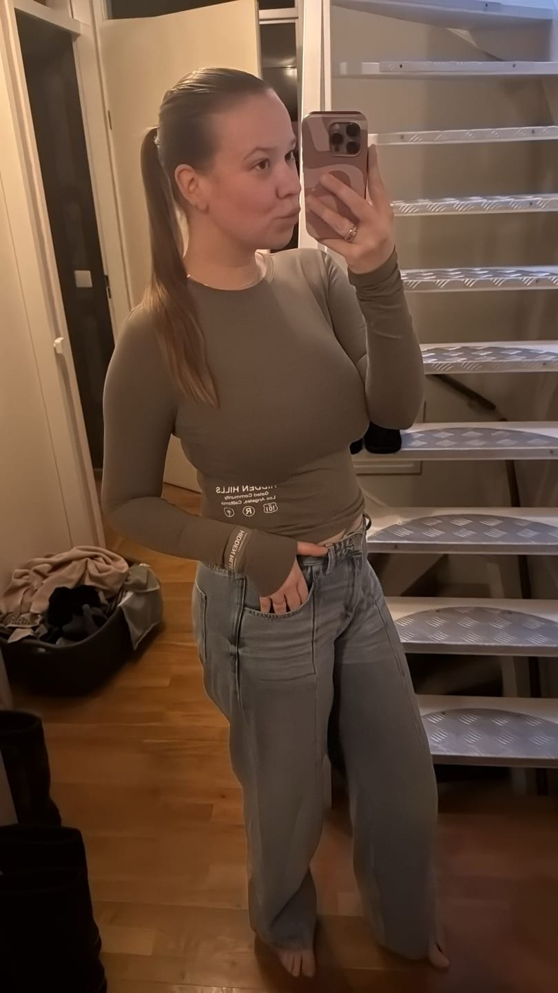 Customer photo review of GATED COMMUNITY HOODIE DARK GREY