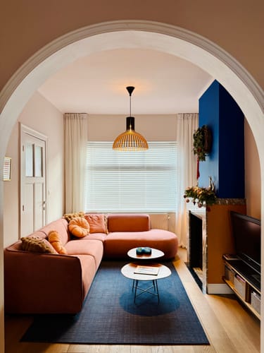 Klant's mooie oud roze by fonQ Soft hoekbank opgesteld in een sfeervolle woonkamer.