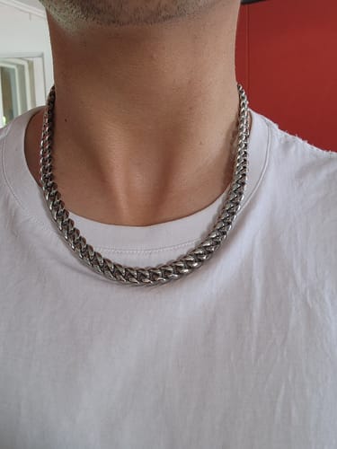 Cliente usando la Cadena Cuban plateada de 10mm sobre su cuello.