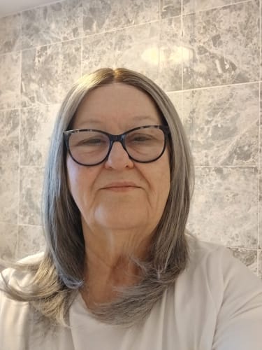 Customer photo review of [PRE-ORDER] JBEXTENSION D.KAY MONO Partial Monofilament Wig 18 Inches Ash Grey Partial Mono Lace Glueless Women Fashion Wig D.KAY MONO ASH GREY【BENDY EAR TABS】