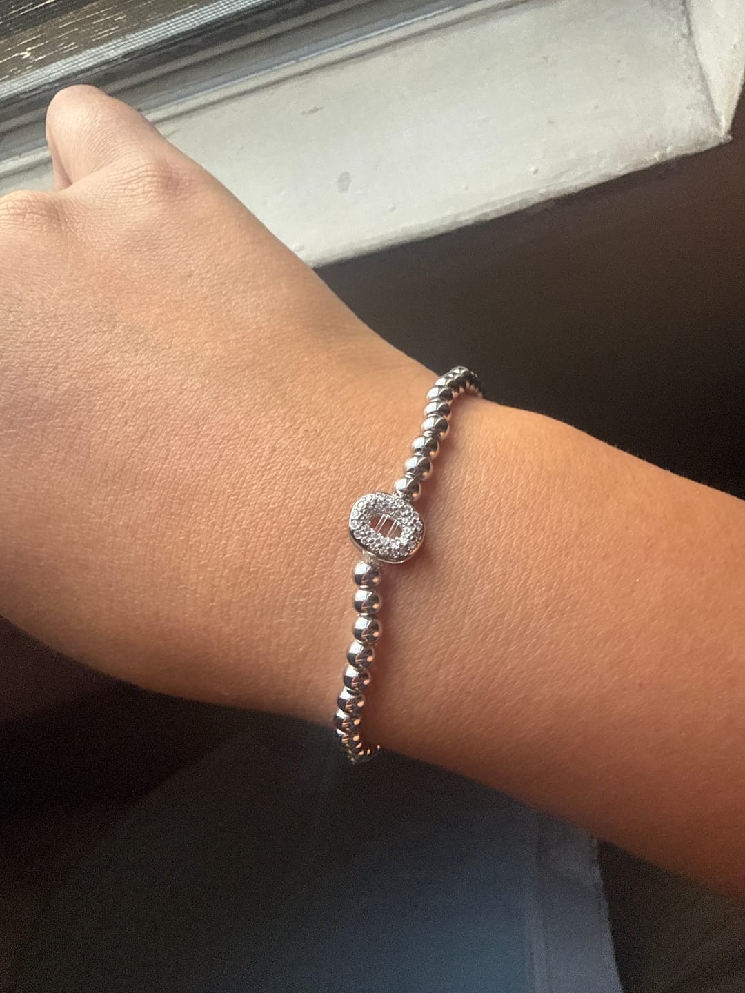 Customer photo review of Pulsera Plateada Con Inicial Mini Bubble Zirconia