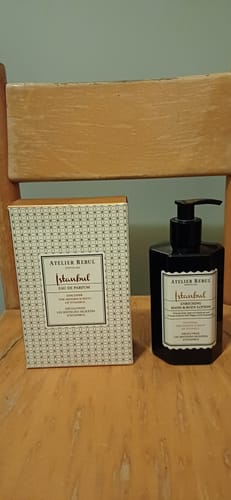 Recensent toont de Istanbul Eau de Parfum-verpakking naast de bijpassende bodylotion.