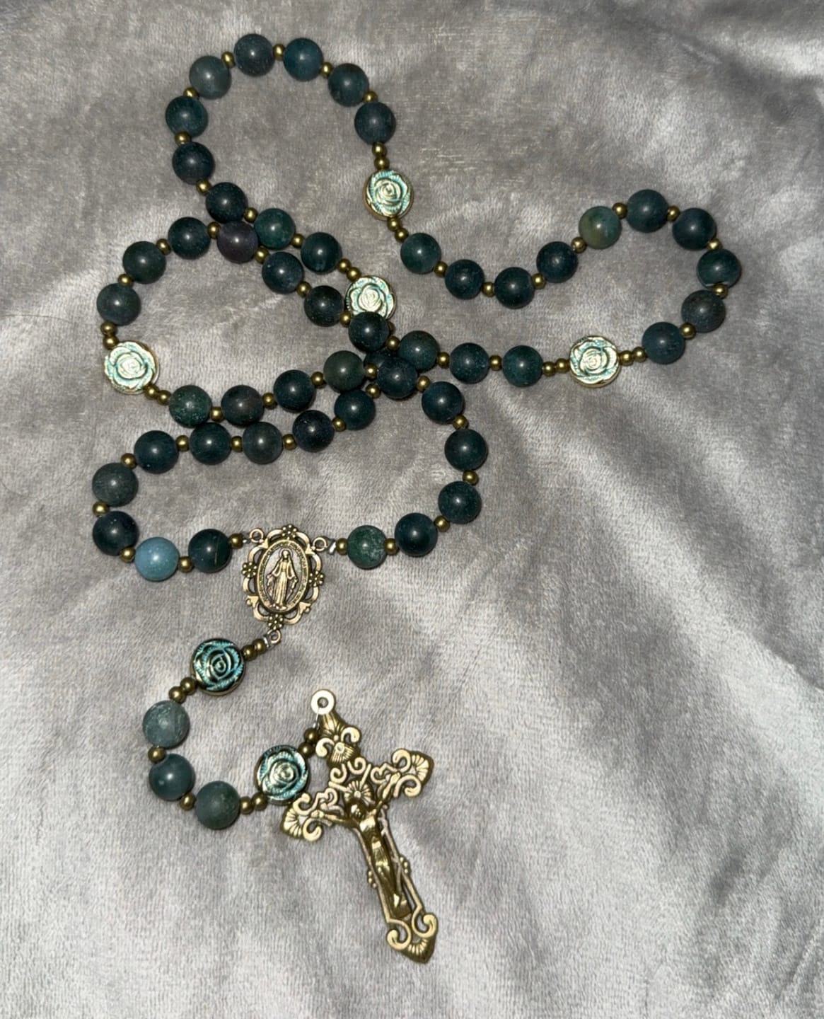 Customer photo review of Christianartworkshop Gebetsrosenkranz aus grünem Achat mit bronzenen Rosenakzenten: Eine heilige Reise der Heilung und des Glaubens