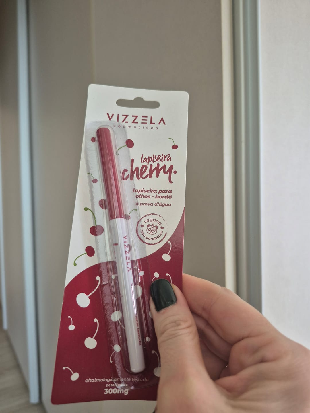 Customer photo review of Lapiseira para Olhos Bordô - Cherry - Vizzela