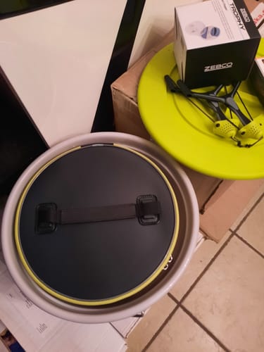 Recensent toont de EVA Moulded Bowl met het zwarte deksel en het handvat.