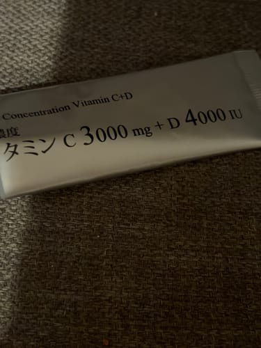 レビュー投稿者が撮影した、ビタミンC+Dの個包装の小袋。