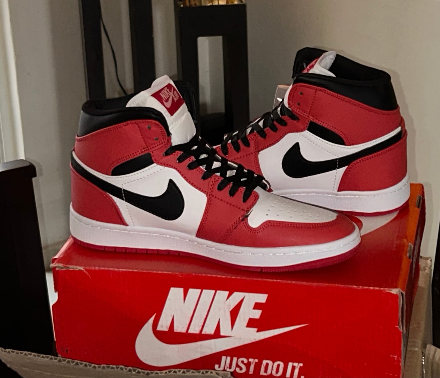 Customer photo review of Tenis Retro 1 Chicago Red