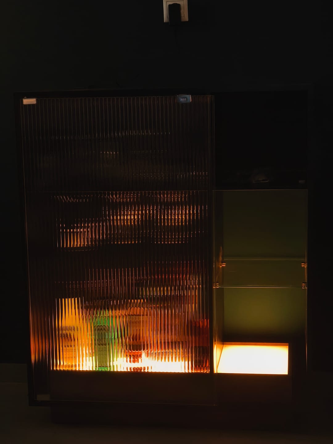 Customer photo review of Ντουλάπι Μπαρ Κάβα με Φωτισμό Μπουφές με LED Ρυθμιζόμενα Μπαράκι με θήκη για ποτήρια Γυάλινη πόρτα BB-K361B21